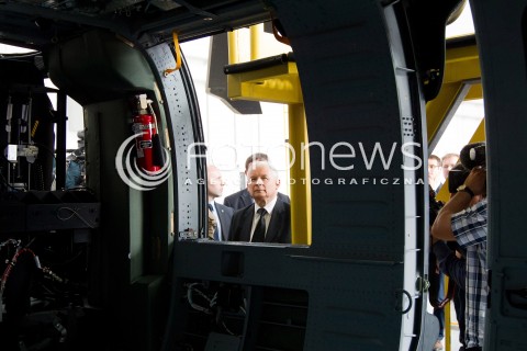  05.09.2013 MIELEC<br />WIZYTA PREZESA PIS JAROSLAWA KACZYNSKIEGO W ZAKLADACH LOTNICZYCH PZL MIELEC.<br />PREZES OGLADAL POKAZ SMIGLOWCA PRODUKOWANEGO W MIELCU SIKORSKY S-70I BLACK HAWK<br />N/Z JAROSLAW KACZYNSKI OGLADA WNETRZE HELIKOPTERA<br /> 