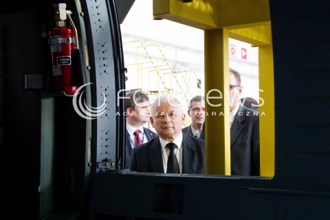  05.09.2013 MIELEC<br />WIZYTA PREZESA PIS JAROSLAWA KACZYNSKIEGO W ZAKLADACH LOTNICZYCH PZL MIELEC.<br />PREZES OGLADAL POKAZ SMIGLOWCA PRODUKOWANEGO W MIELCU SIKORSKY S-70I BLACK HAWK<br />N/Z JAROSLAW KACZYNSKI OGLADA WNETRZE HELIKOPTERA<br /> 