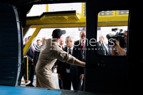  05.09.2013 MIELEC<br />WIZYTA PREZESA PIS JAROSLAWA KACZYNSKIEGO W ZAKLADACH LOTNICZYCH PZL MIELEC.<br />PREZES OGLADAL POKAZ SMIGLOWCA PRODUKOWANEGO W MIELCU SIKORSKY S-70I BLACK HAWK<br />N/Z JAROSLAW KACZYNSKI OGLADA WNETRZE HELIKOPTERA<br /> 