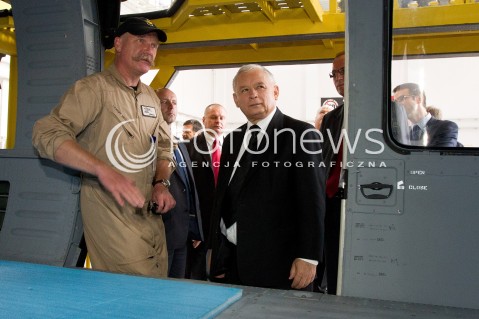  05.09.2013 MIELEC<br />WIZYTA PREZESA PIS JAROSLAWA KACZYNSKIEGO W ZAKLADACH LOTNICZYCH PZL MIELEC.<br />PREZES OGLADAL POKAZ SMIGLOWCA PRODUKOWANEGO W MIELCU SIKORSKY S-70I BLACK HAWK<br />N/Z JAROSLAW KACZYNSKI I LESZEK PAWULA PILOT SMIGLOWCA SIKORSKY S-70 BLACK HAWK<br /> 
