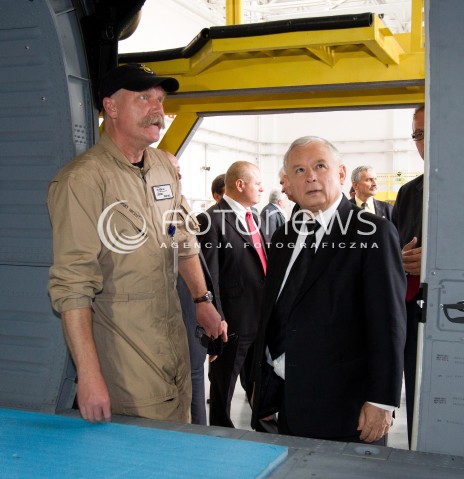  05.09.2013 MIELEC<br />WIZYTA PREZESA PIS JAROSLAWA KACZYNSKIEGO W ZAKLADACH LOTNICZYCH PZL MIELEC.<br />PREZES OGLADAL POKAZ SMIGLOWCA PRODUKOWANEGO W MIELCU SIKORSKY S-70I BLACK HAWK<br />N/Z JAROSLAW KACZYNSKI I LESZEK PAWULA PILOT SMIGLOWCA SIKORSKY S-70 BLACK HAWK<br /> 