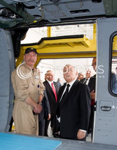  05.09.2013 MIELEC<br />WIZYTA PREZESA PIS JAROSLAWA KACZYNSKIEGO W ZAKLADACH LOTNICZYCH PZL MIELEC.<br />PREZES OGLADAL POKAZ SMIGLOWCA PRODUKOWANEGO W MIELCU SIKORSKY S-70I BLACK HAWK<br />N/Z JAROSLAW KACZYNSKI I LESZEK PAWULA PILOT SMIGLOWCA SIKORSKY S-70 BLACK HAWK<br /> 