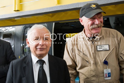  05.09.2013 MIELEC<br />WIZYTA PREZESA PIS JAROSLAWA KACZYNSKIEGO W ZAKLADACH LOTNICZYCH PZL MIELEC.<br />PREZES OGLADAL POKAZ SMIGLOWCA PRODUKOWANEGO W MIELCU SIKORSKY S-70I BLACK HAWK<br />N/Z JAROSLAW KACZYNSKI I LESZEK PAWULA PILOT SMIGLOWCA SIKORSKY S-70 BLACK HAWK<br /> 