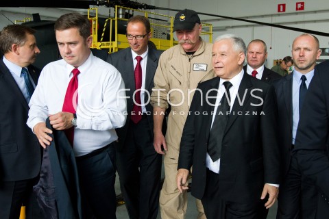  05.09.2013 MIELEC<br />WIZYTA PREZESA PIS JAROSLAWA KACZYNSKIEGO W ZAKLADACH LOTNICZYCH PZL MIELEC.<br />PREZES OGLADAL POKAZ SMIGLOWCA PRODUKOWANEGO W MIELCU SIKORSKY S-70I BLACK HAWK<br />N/Z JAROSLAW KACZYNSKI I LESZEK PAWULA PILOT ADAM HOFMAN<br /> 
