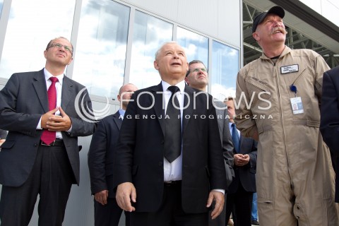  05.09.2013 MIELEC<br />WIZYTA PREZESA PIS JAROSLAWA KACZYNSKIEGO W ZAKLADACH LOTNICZYCH PZL MIELEC.<br />PREZES OGLADAL POKAZ SMIGLOWCA PRODUKOWANEGO W MIELCU SIKORSKY S-70I BLACK HAWK<br />N/Z JAROSLAW KACZYNSKI I LESZEK PAWULA PILOT SMIGLOWCA SIKORSKY S-70 BLACK HAWK JACEK RUDZINSKI<br /> 