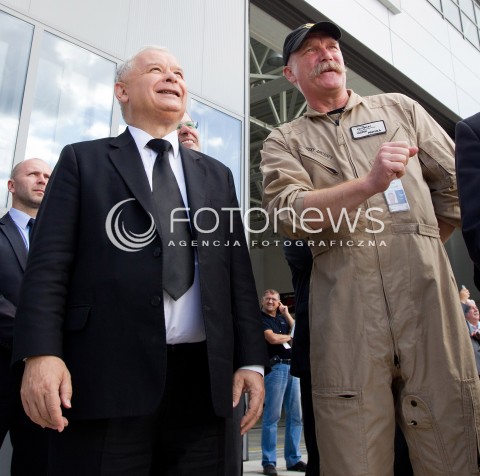  05.09.2013 MIELEC<br />WIZYTA PREZESA PIS JAROSLAWA KACZYNSKIEGO W ZAKLADACH LOTNICZYCH PZL MIELEC.<br />PREZES OGLADAL POKAZ SMIGLOWCA PRODUKOWANEGO W MIELCU SIKORSKY S-70I BLACK HAWK<br />N/Z JAROSLAW KACZYNSKI I LESZEK PAWULA PILOT SMIGLOWCA SIKORSKY S-70 BLACK HAWK<br /> 