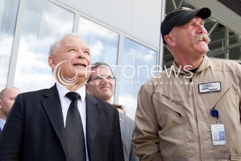  05.09.2013 MIELEC<br />WIZYTA PREZESA PIS JAROSLAWA KACZYNSKIEGO W ZAKLADACH LOTNICZYCH PZL MIELEC.<br />PREZES OGLADAL POKAZ SMIGLOWCA PRODUKOWANEGO W MIELCU SIKORSKY S-70I BLACK HAWK<br />N/Z JAROSLAW KACZYNSKI I LESZEK PAWULA PILOT SMIGLOWCA SIKORSKY S-70 BLACK HAWK<br /> 