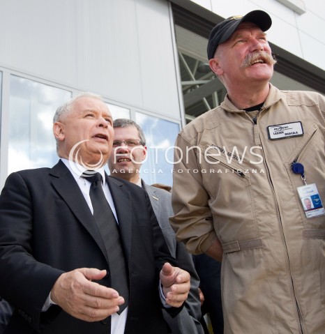 05.09.2013 MIELEC<br />WIZYTA PREZESA PIS JAROSLAWA KACZYNSKIEGO W ZAKLADACH LOTNICZYCH PZL MIELEC.<br />PREZES OGLADAL POKAZ SMIGLOWCA PRODUKOWANEGO W MIELCU SIKORSKY S-70I BLACK HAWK<br />N/Z JAROSLAW KACZYNSKI I LESZEK PAWULA PILOT SMIGLOWCA SIKORSKY S-70 BLACK HAWK<br /> 
