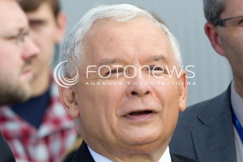  05.09.2013 MIELEC<br />WIZYTA PREZESA PIS JAROSLAWA KACZYNSKIEGO W ZAKLADACH LOTNICZYCH PZL MIELEC.<br />PREZES OGLADAL POKAZ SMIGLOWCA PRODUKOWANEGO W MIELCU SIKORSKY S-70I BLACK HAWK<br />N/Z JAROSLAW KACZYNSKI<br /> 