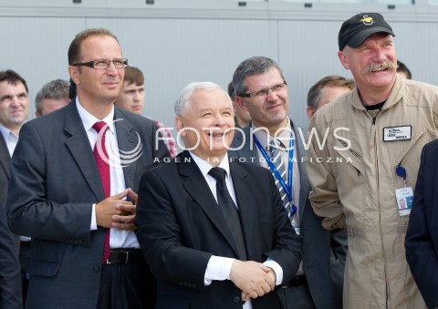  05.09.2013 MIELEC<br />WIZYTA PREZESA PIS JAROSLAWA KACZYNSKIEGO W ZAKLADACH LOTNICZYCH PZL MIELEC.<br />PREZES OGLADAL POKAZ SMIGLOWCA PRODUKOWANEGO W MIELCU SIKORSKY S-70I BLACK HAWK<br />N/Z JAROSLAW KACZYNSKI I LESZEK PAWULA PILOT SMIGLOWCA SIKORSKY S-70 BLACK HAWK JACEK RUDZINSKI ASYSTENT<br /> 