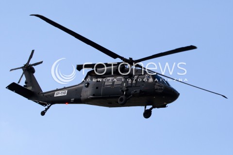  05.09.2013 MIELEC<br />WIZYTA PREZESA PIS JAROSLAWA KACZYNSKIEGO W ZAKLADACH LOTNICZYCH PZL MIELEC.<br />PREZES OGLADAL POKAZ SMIGLOWCA PRODUKOWANEGO W MIELCU SIKORSKY S-70I BLACK HAWK<br />N/Z POKAZ SMIGLOWCA BLACKHAWK<br /> 