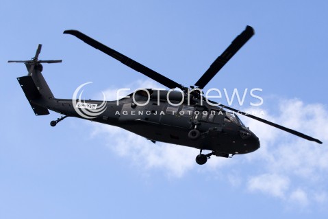  05.09.2013 MIELEC<br />WIZYTA PREZESA PIS JAROSLAWA KACZYNSKIEGO W ZAKLADACH LOTNICZYCH PZL MIELEC.<br />PREZES OGLADAL POKAZ SMIGLOWCA PRODUKOWANEGO W MIELCU SIKORSKY S-70I BLACK HAWK<br />N/Z POKAZ SMIGLOWCA BLACKHAWK<br /> 