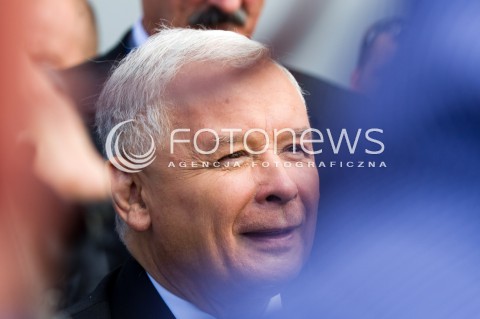  05.09.2013 MIELEC<br />WIZYTA PREZESA PIS JAROSLAWA KACZYNSKIEGO W ZAKLADACH LOTNICZYCH PZL MIELEC.<br />PREZES OGLADAL POKAZ SMIGLOWCA PRODUKOWANEGO W MIELCU SIKORSKY S-70I BLACK HAWK<br />N/Z JAROSLAW KACZYNSKI<br /> 