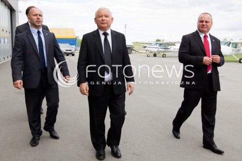  05.09.2013 MIELEC<br />WIZYTA PREZESA PIS JAROSLAWA KACZYNSKIEGO W ZAKLADACH LOTNICZYCH PZL MIELEC.<br />PREZES OGLADAL POKAZ SMIGLOWCA PRODUKOWANEGO W MIELCU SIKORSKY S-70I BLACK HAWK<br />N/Z JAROSLAW KACZYNSKI OCHRONA OCHRONIARZE<br /> 