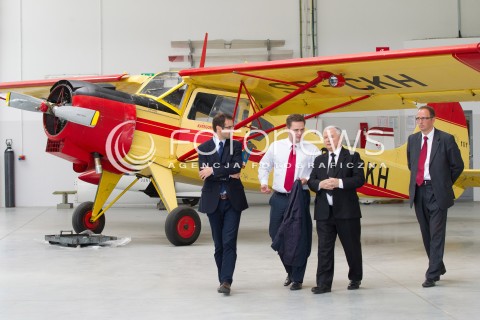  05.09.2013 MIELEC<br />WIZYTA PREZESA PIS JAROSLAWA KACZYNSKIEGO W ZAKLADACH LOTNICZYCH PZL MIELEC.<br />PREZES OGLADAL POKAZ SMIGLOWCA PRODUKOWANEGO W MIELCU SIKORSKY S-70I BLACK HAWK<br />N/Z JAROSLAW KACZYNSKI JACEK RUDZINSKI ADAM HOFMAN TOMASZ POREBA SAMOLOT PZL 101 GAWRON<br /> 