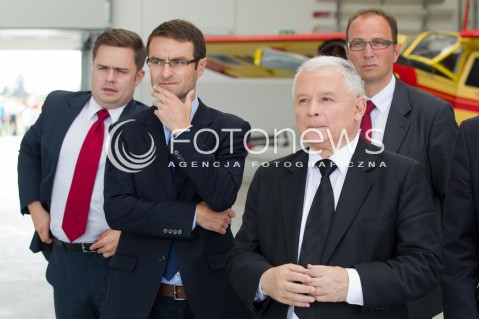  05.09.2013 MIELEC<br />WIZYTA PREZESA PIS JAROSLAWA KACZYNSKIEGO W ZAKLADACH LOTNICZYCH PZL MIELEC.<br />PREZES OGLADAL POKAZ SMIGLOWCA PRODUKOWANEGO W MIELCU SIKORSKY S-70I BLACK HAWK<br />N/Z JAROSLAW KACZYNSKI JACEK RUDZINSKI ADAM HOFMAN TOMASZ POREBA<br /> 