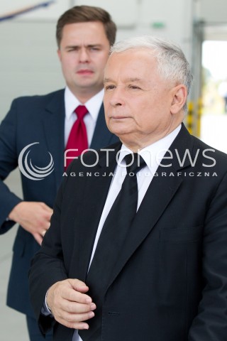  05.09.2013 MIELEC<br />WIZYTA PREZESA PIS JAROSLAWA KACZYNSKIEGO W ZAKLADACH LOTNICZYCH PZL MIELEC.<br />PREZES OGLADAL POKAZ SMIGLOWCA PRODUKOWANEGO W MIELCU SIKORSKY S-70I BLACK HAWK<br />N/Z JAROSLAW KACZYNSKI ADAM HOFMAN<br /> 