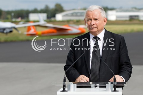  05.09.2013 MIELEC<br />WIZYTA PREZESA PIS JAROSLAWA KACZYNSKIEGO W ZAKLADACH LOTNICZYCH PZL MIELEC.<br />PREZES OGLADAL POKAZ SMIGLOWCA PRODUKOWANEGO W MIELCU SIKORSKY S-70I BLACK HAWK<br />N/Z JAROSLAW KACZYNSKI KONFERENCJA PRASOWA W TLE SAMOLOTY<br /> 