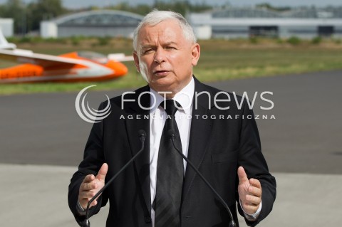  05.09.2013 MIELEC<br />WIZYTA PREZESA PIS JAROSLAWA KACZYNSKIEGO W ZAKLADACH LOTNICZYCH PZL MIELEC.<br />PREZES OGLADAL POKAZ SMIGLOWCA PRODUKOWANEGO W MIELCU SIKORSKY S-70I BLACK HAWK<br />N/Z JAROSLAW KACZYNSKI KONFERENCJA PRASOWA W TLE SAMOLOTY<br /> 