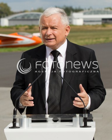  05.09.2013 MIELEC<br />WIZYTA PREZESA PIS JAROSLAWA KACZYNSKIEGO W ZAKLADACH LOTNICZYCH PZL MIELEC.<br />PREZES OGLADAL POKAZ SMIGLOWCA PRODUKOWANEGO W MIELCU SIKORSKY S-70I BLACK HAWK<br />N/Z JAROSLAW KACZYNSKI KONFERENCJA PRASOWA W TLE SAMOLOTY<br /> 