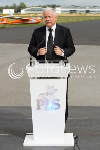 05.09.2013 MIELEC<br />WIZYTA PREZESA PIS JAROSLAWA KACZYNSKIEGO W ZAKLADACH LOTNICZYCH PZL MIELEC.<br />PREZES OGLADAL POKAZ SMIGLOWCA PRODUKOWANEGO W MIELCU SIKORSKY S-70I BLACK HAWK<br />N/Z JAROSLAW KACZYNSKI KONFERENCJA PRASOWA W TLE SAMOLOTY<br /> 