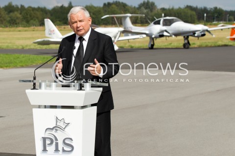  05.09.2013 MIELEC<br />WIZYTA PREZESA PIS JAROSLAWA KACZYNSKIEGO W ZAKLADACH LOTNICZYCH PZL MIELEC.<br />PREZES OGLADAL POKAZ SMIGLOWCA PRODUKOWANEGO W MIELCU SIKORSKY S-70I BLACK HAWK<br />N/Z JAROSLAW KACZYNSKI KONFERENCJA PRASOWA W TLE SAMOLOTY<br /> 