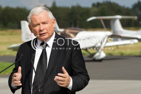  05.09.2013 MIELEC<br />WIZYTA PREZESA PIS JAROSLAWA KACZYNSKIEGO W ZAKLADACH LOTNICZYCH PZL MIELEC.<br />PREZES OGLADAL POKAZ SMIGLOWCA PRODUKOWANEGO W MIELCU SIKORSKY S-70I BLACK HAWK<br />N/Z JAROSLAW KACZYNSKI KONFERENCJA PRASOWA W TLE SAMOLOTY<br /> 