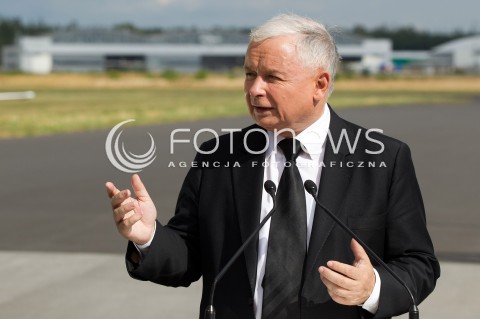  05.09.2013 MIELEC<br />WIZYTA PREZESA PIS JAROSLAWA KACZYNSKIEGO W ZAKLADACH LOTNICZYCH PZL MIELEC.<br />PREZES OGLADAL POKAZ SMIGLOWCA PRODUKOWANEGO W MIELCU SIKORSKY S-70I BLACK HAWK<br />N/Z JAROSLAW KACZYNSKI KONFERENCJA PRASOWA W TLE SAMOLOTY<br /> 