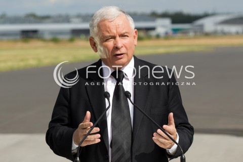  05.09.2013 MIELEC<br />WIZYTA PREZESA PIS JAROSLAWA KACZYNSKIEGO W ZAKLADACH LOTNICZYCH PZL MIELEC.<br />PREZES OGLADAL POKAZ SMIGLOWCA PRODUKOWANEGO W MIELCU SIKORSKY S-70I BLACK HAWK<br />N/Z JAROSLAW KACZYNSKI KONFERENCJA PRASOWA W TLE SAMOLOTY<br /> 