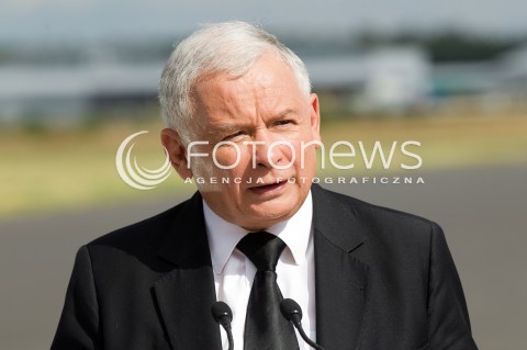  05.09.2013 MIELEC<br />WIZYTA PREZESA PIS JAROSLAWA KACZYNSKIEGO W ZAKLADACH LOTNICZYCH PZL MIELEC.<br />PREZES OGLADAL POKAZ SMIGLOWCA PRODUKOWANEGO W MIELCU SIKORSKY S-70I BLACK HAWK<br />N/Z JAROSLAW KACZYNSKI KONFERENCJA PRASOWA W TLE SAMOLOTY<br /> 
