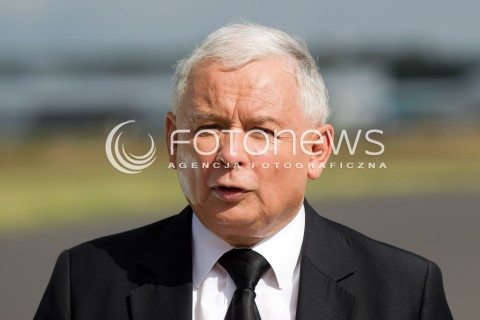  05.09.2013 MIELEC<br />WIZYTA PREZESA PIS JAROSLAWA KACZYNSKIEGO W ZAKLADACH LOTNICZYCH PZL MIELEC.<br />PREZES OGLADAL POKAZ SMIGLOWCA PRODUKOWANEGO W MIELCU SIKORSKY S-70I BLACK HAWK<br />N/Z JAROSLAW KACZYNSKI KONFERENCJA PRASOWA W TLE SAMOLOTY<br /> 