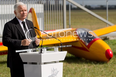  05.09.2013 MIELEC<br />WIZYTA PREZESA PIS JAROSLAWA KACZYNSKIEGO W ZAKLADACH LOTNICZYCH PZL MIELEC.<br />PREZES OGLADAL POKAZ SMIGLOWCA PRODUKOWANEGO W MIELCU SIKORSKY S-70I BLACK HAWK<br />N/Z JAROSLAW KACZYNSKI KONFERENCJA PRASOWA W TLE SAMOLOTY<br /> 