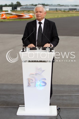  05.09.2013 MIELEC<br />WIZYTA PREZESA PIS JAROSLAWA KACZYNSKIEGO W ZAKLADACH LOTNICZYCH PZL MIELEC.<br />PREZES OGLADAL POKAZ SMIGLOWCA PRODUKOWANEGO W MIELCU SIKORSKY S-70I BLACK HAWK<br />N/Z JAROSLAW KACZYNSKI KONFERENCJA PRASOWA W TLE SAMOLOTY<br /> 