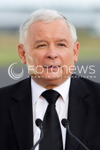  05.09.2013 MIELEC<br />WIZYTA PREZESA PIS JAROSLAWA KACZYNSKIEGO W ZAKLADACH LOTNICZYCH PZL MIELEC.<br />PREZES OGLADAL POKAZ SMIGLOWCA PRODUKOWANEGO W MIELCU SIKORSKY S-70I BLACK HAWK<br />N/Z JAROSLAW KACZYNSKI GLOWKA PORTRET<br /> 