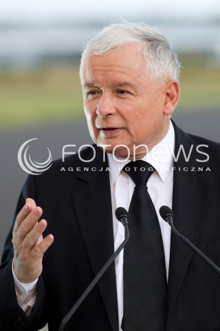  05.09.2013 MIELEC<br />WIZYTA PREZESA PIS JAROSLAWA KACZYNSKIEGO W ZAKLADACH LOTNICZYCH PZL MIELEC.<br />PREZES OGLADAL POKAZ SMIGLOWCA PRODUKOWANEGO W MIELCU SIKORSKY S-70I BLACK HAWK<br />N/Z JAROSLAW KACZYNSKI GLOWKA PORTRET<br /> 