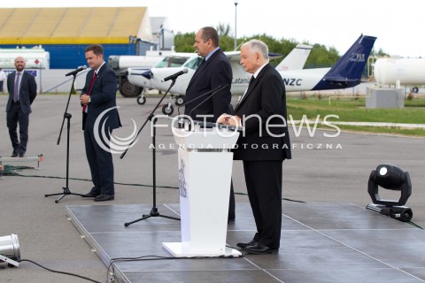  05.09.2013 MIELEC<br />WIZYTA PREZESA PIS JAROSLAWA KACZYNSKIEGO W ZAKLADACH LOTNICZYCH PZL MIELEC.<br />PREZES OGLADAL POKAZ SMIGLOWCA PRODUKOWANEGO W MIELCU SIKORSKY S-70I BLACK HAWK<br />N/Z JAROSLAW KACZYNSKI SCENA<br /> 