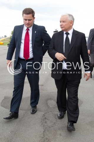  05.09.2013 MIELEC<br />WIZYTA PREZESA PIS JAROSLAWA KACZYNSKIEGO W ZAKLADACH LOTNICZYCH PZL MIELEC.<br />PREZES OGLADAL POKAZ SMIGLOWCA PRODUKOWANEGO W MIELCU SIKORSKY S-70I BLACK HAWK<br />N/Z JAROSLAW KACZYNSKI ADAM HOFMAN<br /> 
