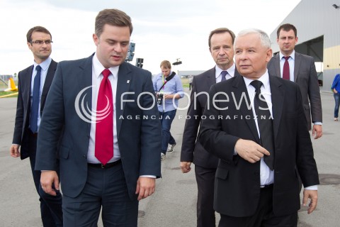  05.09.2013 MIELEC<br />WIZYTA PREZESA PIS JAROSLAWA KACZYNSKIEGO W ZAKLADACH LOTNICZYCH PZL MIELEC.<br />PREZES OGLADAL POKAZ SMIGLOWCA PRODUKOWANEGO W MIELCU SIKORSKY S-70I BLACK HAWK<br />N/Z JAROSLAW KACZYNSKI ADAM HOFMAN<br /> 