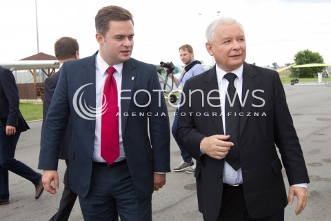  05.09.2013 MIELEC<br />WIZYTA PREZESA PIS JAROSLAWA KACZYNSKIEGO W ZAKLADACH LOTNICZYCH PZL MIELEC.<br />PREZES OGLADAL POKAZ SMIGLOWCA PRODUKOWANEGO W MIELCU SIKORSKY S-70I BLACK HAWK<br />N/Z JAROSLAW KACZYNSKI ADAM HOFMAN<br /> 
