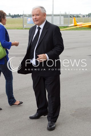  05.09.2013 MIELEC<br />WIZYTA PREZESA PIS JAROSLAWA KACZYNSKIEGO W ZAKLADACH LOTNICZYCH PZL MIELEC.<br />PREZES OGLADAL POKAZ SMIGLOWCA PRODUKOWANEGO W MIELCU SIKORSKY S-70I BLACK HAWK<br />N/Z JAROSLAW KACZYNSKI<br /> 