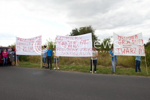  05.09.2013 MIELEC<br />PROTEST SYMPATYKOW SOLIDARNEJ POLSKI PODCZAS WIZYTY PREZESA PIS JAROSLAWA KACZYNSKIEGO NA LOTNISKU W MIELCU. PRZECIWKO BRUDNEJ KAMPANII PROWADZONEJ PRZEZ PIS I OBRAZANIU KANDYDATA SOLIDARNEJ POLSKI ZBIGNIEWA ZIOBRO<br />N/Z TRANSPARENTY<br /> 