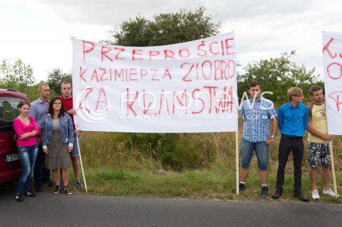  05.09.2013 MIELEC<br />PROTEST SYMPATYKOW SOLIDARNEJ POLSKI PODCZAS WIZYTY PREZESA PIS JAROSLAWA KACZYNSKIEGO NA LOTNISKU W MIELCU. PRZECIWKO BRUDNEJ KAMPANII PROWADZONEJ PRZEZ PIS I OBRAZANIU KANDYDATA SOLIDARNEJ POLSKI ZBIGNIEWA ZIOBRO<br />N/Z TRANSPARENTY<br /> 
