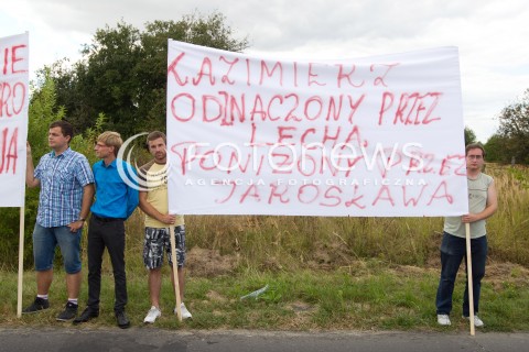  05.09.2013 MIELEC<br />PROTEST SYMPATYKOW SOLIDARNEJ POLSKI PODCZAS WIZYTY PREZESA PIS JAROSLAWA KACZYNSKIEGO NA LOTNISKU W MIELCU. PRZECIWKO BRUDNEJ KAMPANII PROWADZONEJ PRZEZ PIS I OBRAZANIU KANDYDATA SOLIDARNEJ POLSKI ZBIGNIEWA ZIOBRO<br />N/Z TRANSPARENTY<br /> 
