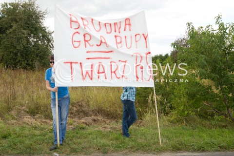  05.09.2013 MIELEC<br />PROTEST SYMPATYKOW SOLIDARNEJ POLSKI PODCZAS WIZYTY PREZESA PIS JAROSLAWA KACZYNSKIEGO NA LOTNISKU W MIELCU. PRZECIWKO BRUDNEJ KAMPANII PROWADZONEJ PRZEZ PIS I OBRAZANIU KANDYDATA SOLIDARNEJ POLSKI ZBIGNIEWA ZIOBRO<br />N/Z TRANSPARENTY<br /> 