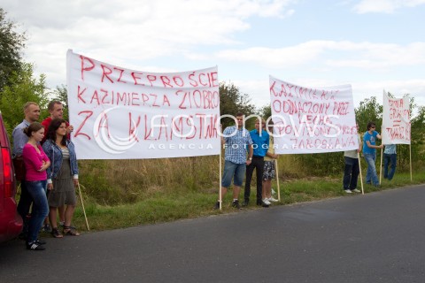  05.09.2013 MIELEC<br />PROTEST SYMPATYKOW SOLIDARNEJ POLSKI PODCZAS WIZYTY PREZESA PIS JAROSLAWA KACZYNSKIEGO NA LOTNISKU W MIELCU. PRZECIWKO BRUDNEJ KAMPANII PROWADZONEJ PRZEZ PIS I OBRAZANIU KANDYDATA SOLIDARNEJ POLSKI ZBIGNIEWA ZIOBRO<br />N/Z TRANSPARENTY<br /> 