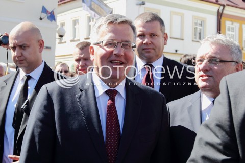  06.09.2013 SANOK<br />PREZYDENT RP BRONISLAW KOMOROWSKI Z WIZYTA NA PODKARPACIU.<br />SPACER PO RYNKU W SANOKU<br />N/Z BRONISLAW KOMOROWSKI WOJCIECH BLECHARCZYK - BURMISTRZ SANOKA<br /> 