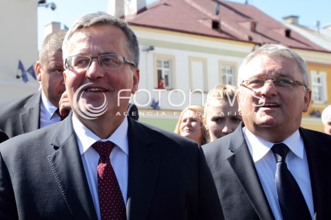  06.09.2013 SANOK<br />PREZYDENT RP BRONISLAW KOMOROWSKI Z WIZYTA NA PODKARPACIU.<br />SPACER PO RYNKU W SANOKU<br />N/Z BRONISLAW KOMOROWSKI WOJCIECH BLECHARCZYK - BURMISTRZ SANOKA<br /> 