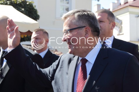  06.09.2013 SANOK<br />PREZYDENT RP BRONISLAW KOMOROWSKI Z WIZYTA NA PODKARPACIU.<br />SPACER PO RYNKU W SANOKU<br />N/Z BRONISLAW KOMOROWSKI<br /> 