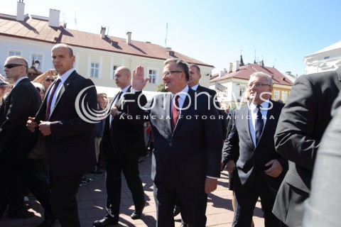  06.09.2013 SANOK<br />PREZYDENT RP BRONISLAW KOMOROWSKI Z WIZYTA NA PODKARPACIU.<br />SPACER PO RYNKU W SANOKU<br />N/Z BRONISLAW KOMOROWSKI WOJCIECH BLECHARCZYK - BURMISTRZ SANOKA<br /> 