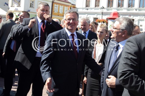  06.09.2013 SANOK<br />PREZYDENT RP BRONISLAW KOMOROWSKI Z WIZYTA NA PODKARPACIU.<br />SPACER PO RYNKU W SANOKU<br />N/Z BRONISLAW KOMOROWSKI WOJCIECH BLECHARCZYK - BURMISTRZ SANOKA<br /> 